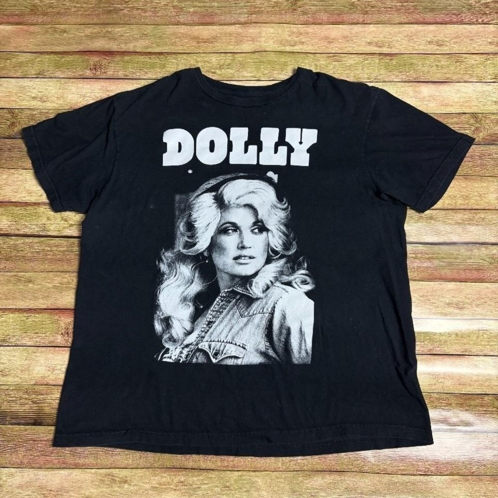 Black Country music Icon Dolly Parton Graphic tee. Item 411